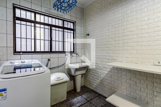 Area de Serviço de casa para alugar com 3 quartos, 180m² em Parque Sao Domingos, São Paulo