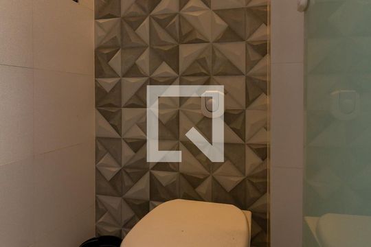 Banheiro de serviço  de apartamento para alugar com 2 quartos, 70m² em Leblon, Rio de Janeiro