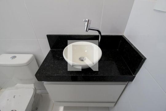 Banheiro da Suíte 1 de casa de condomínio para alugar com 2 quartos, 92m² em Jardim Simus, Sorocaba