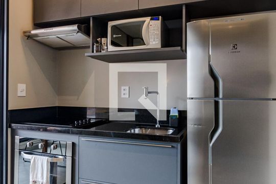 Cozinha de apartamento para alugar com 1 quarto, 33m² em Pinheiros, São Paulo