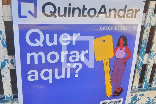 Instalação da plaquinha de casa à venda com 3 quartos, 120m² em Harmonia, Canoas