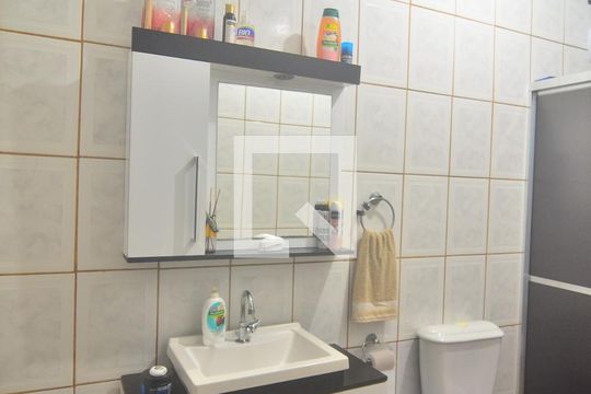 Banheiro suíte de casa à venda com 3 quartos, 120m² em Harmonia, Canoas