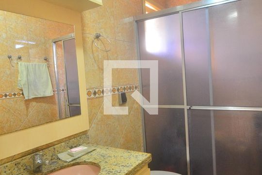 Banheiro 1 de casa à venda com 3 quartos, 270m² em Nossa Senhora das Gracas, Canoas