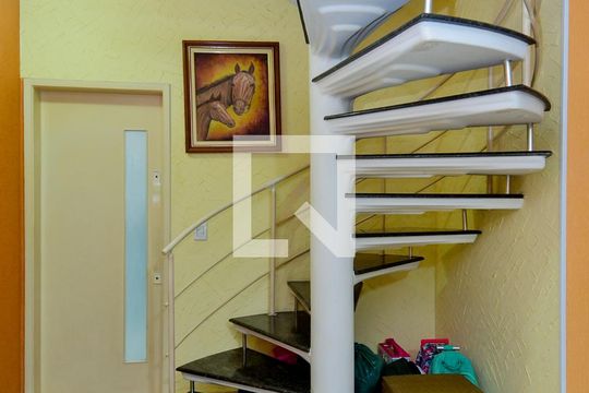 Escada Sala/Quartos  de casa à venda com 3 quartos, 200m² em Picanço, Guarulhos
