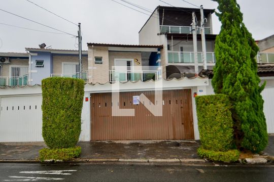 Fachada de casa à venda com 3 quartos, 200m² em Picanço, Guarulhos