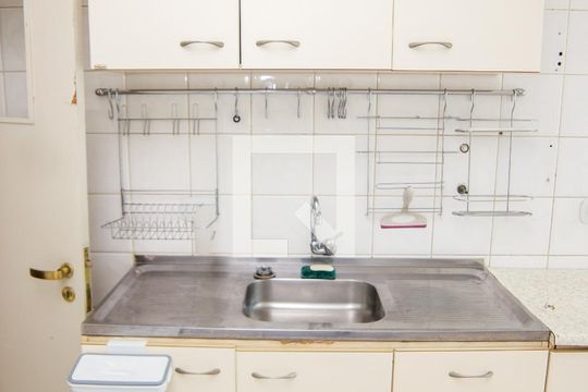 Cozinha  de apartamento para alugar com 1 quarto, 80m² em Liberdade, São Paulo