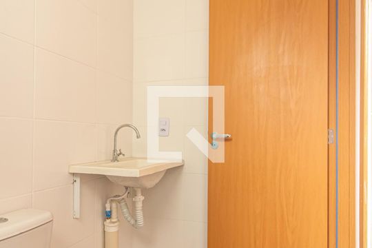 Banheiro de apartamento para alugar com 2 quartos, 42m² em Inhoaíba, Rio de Janeiro