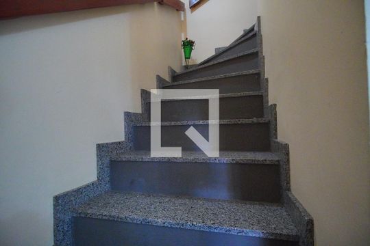 Acesso a segundo piso de casa à venda com 3 quartos, 200m² em Protásio Alves, Porto Alegre