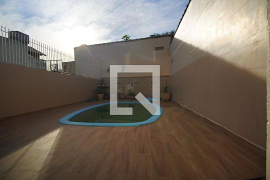 Pátio fundos de casa à venda com 3 quartos, 200m² em Protásio Alves, Porto Alegre