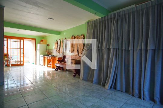 Garagem de casa à venda com 3 quartos, 200m² em Protásio Alves, Porto Alegre