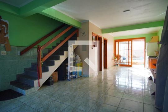 Garagem de casa à venda com 3 quartos, 200m² em Protásio Alves, Porto Alegre