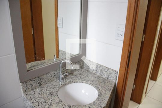 Banheiro de apartamento para alugar com 2 quartos, 52m² em Tubalina, Uberlândia
