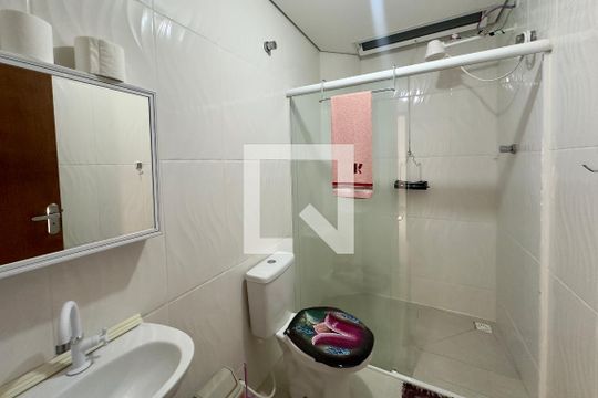 Banheiro social de casa de condomínio para alugar com 1 quarto, 55m² em Cajuru, Curitiba