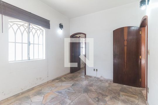 Sala de TV de casa para alugar com 4 quartos, 450m² em Vila Oliveira, Mogi das Cruzes