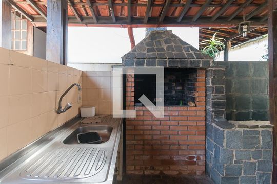 Quintal dos Fundos de casa para alugar com 4 quartos, 450m² em Vila Oliveira, Mogi das Cruzes