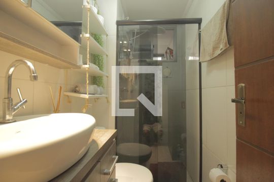 Banheiro de apartamento à venda com 3 quartos, 70m² em Sarandi, Porto Alegre