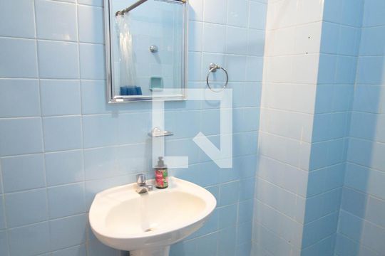 Banheiro de kitnet/studio para alugar com 1 quarto, 28m² em Centro, Rio de Janeiro