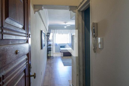 Hall de entrada de kitnet/studio para alugar com 1 quarto, 28m² em Centro, Rio de Janeiro