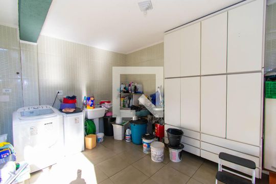 Área de Serviço de casa para alugar com 3 quartos, 315m² em Jardim Record, São Paulo