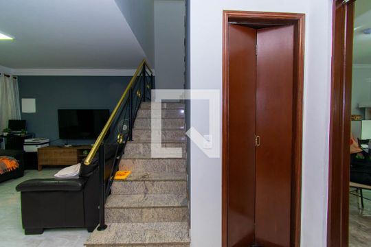Escada de casa para alugar com 3 quartos, 315m² em Jardim Record, São Paulo