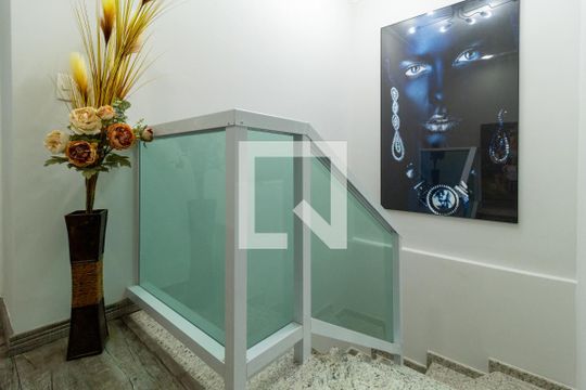 Escada de casa à venda com 3 quartos, 104m² em Vila Santa Isabel, São Paulo