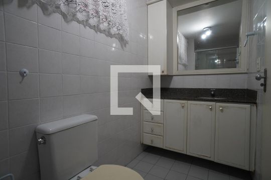 Banheiro de apartamento à venda com 2 quartos, 75m² em Santa Rosa, Niterói