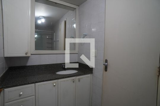 Banheiro de apartamento à venda com 2 quartos, 75m² em Santa Rosa, Niterói