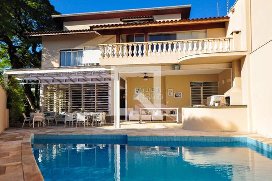 Fachada interna de casa à venda com 4 quartos, 500m² em Sumaré, São Paulo