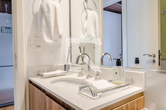 Banheiro de apartamento para alugar com 1 quarto, 45m² em Cerqueira César, São Paulo