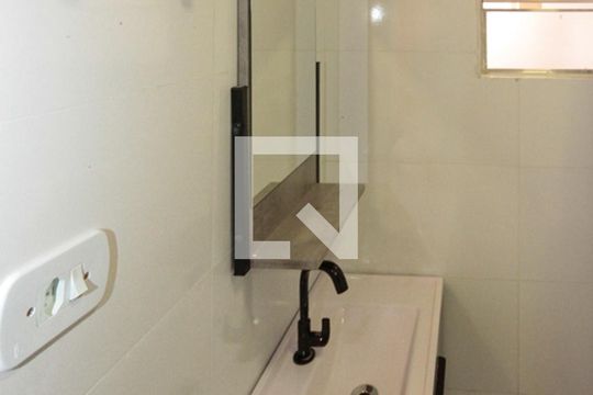 Banheiro de casa para alugar com 1 quarto, 36m² em Parque dos Bancarios, São Paulo