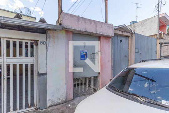 Fachada de casa para alugar com 1 quarto, 40m² em Helena Maria, Osasco