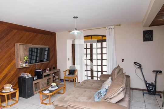 Casa à venda com 3 quartos, 330m² em Campanário, Diadema