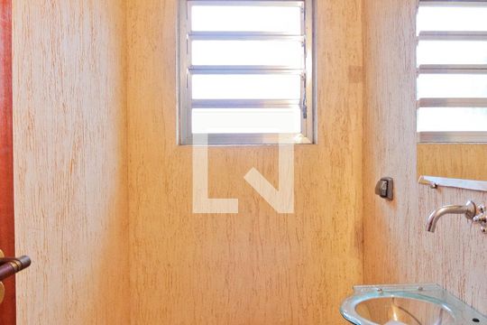 Lavabo de casa à venda com 3 quartos, 229m² em Moinho Velho, São Paulo