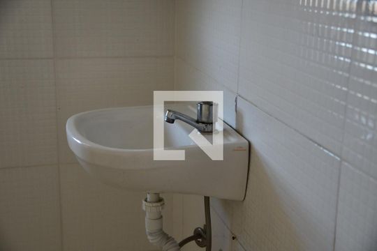 Banheiro de casa para alugar com 2 quartos, 80m² em Granja Carolina, Cotia