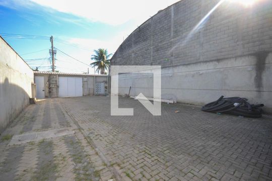 Garagem de casa para alugar com 2 quartos, 68m² em Heliópolis, Belford Roxo