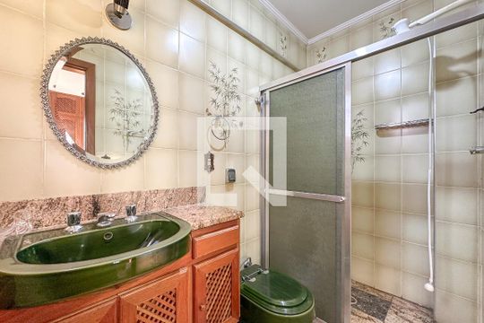 Banheiro 1 - suíte de apartamento para alugar com 2 quartos, 150m² em Balneário Cidade Atlântica, Guarujá