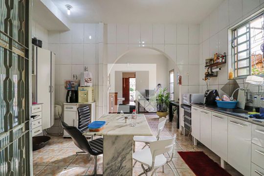 Cozinha de casa à venda com 6 quartos, 240m² em Aparecida, Belo Horizonte