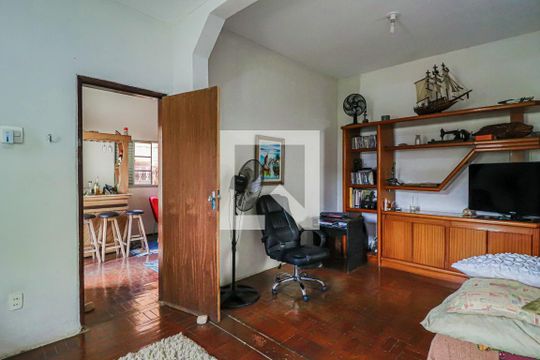 Sala de TV de casa à venda com 6 quartos, 240m² em Aparecida, Belo Horizonte