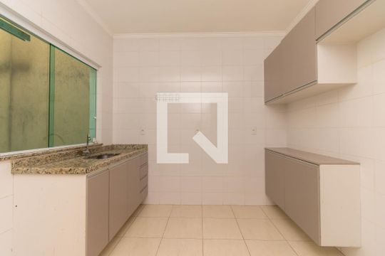 Cozinha de casa de condomínio para alugar com 2 quartos, 70m² em Vila Santa Clara, São Paulo