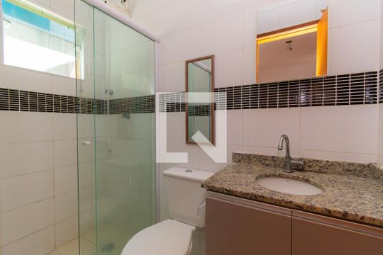 Banheiro da Suíte 1 de casa de condomínio para alugar com 2 quartos, 70m² em Vila Santa Clara, São Paulo