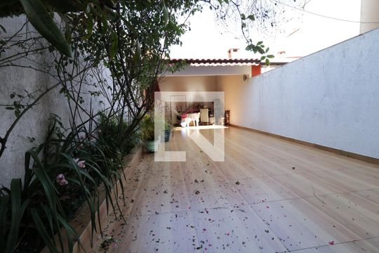 Quintal de casa à venda com 3 quartos, 300m² em Vila Humaitá, Santo André