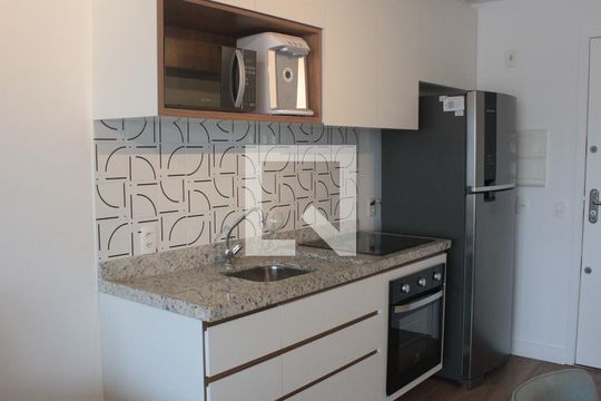 Cozinha de apartamento para alugar com 1 quarto, 45m² em Bela Vista, São Paulo