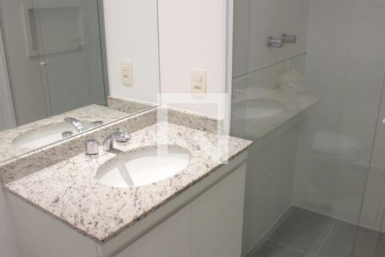 Banheiro de apartamento para alugar com 1 quarto, 45m² em Bela Vista, São Paulo