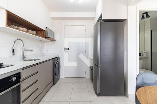Cozinha de apartamento para alugar com 2 quartos, 33m² em Parque Fongaro, São Paulo