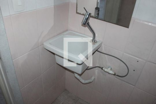 Banheiro de apartamento para alugar com 1 quarto, 35m² em Itararé, São Vicente