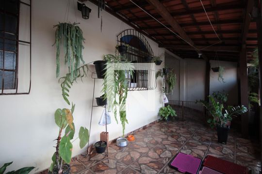 Garagem de casa à venda com 3 quartos, 88m² em Rio Branco, Belo Horizonte