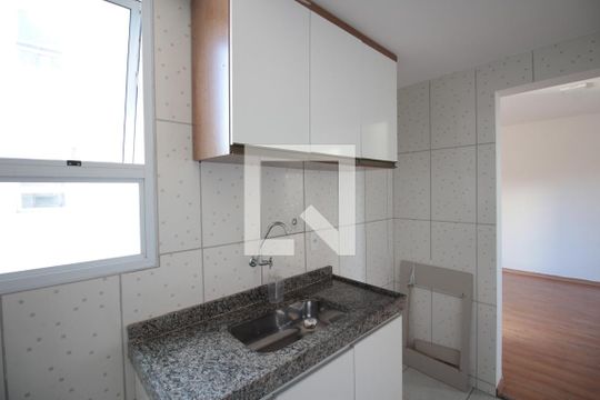 Cozinha e Área de Serviço de apartamento para alugar com 2 quartos, 49m² em Planalto, Belo Horizonte