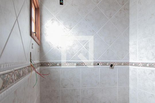Banheiro de casa à venda com 5 quartos, 219m² em Vila Nova, Porto Alegre