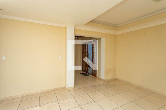Sala 1 de casa à venda com 4 quartos, 200m² em Vila Nogueira, Diadema