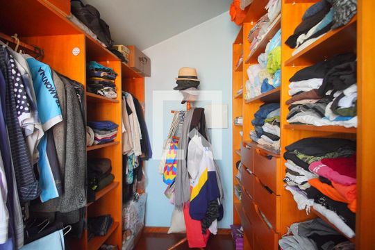 Closet da suíte de casa à venda com 4 quartos, 270m² em Jardim Maua, Novo Hamburgo